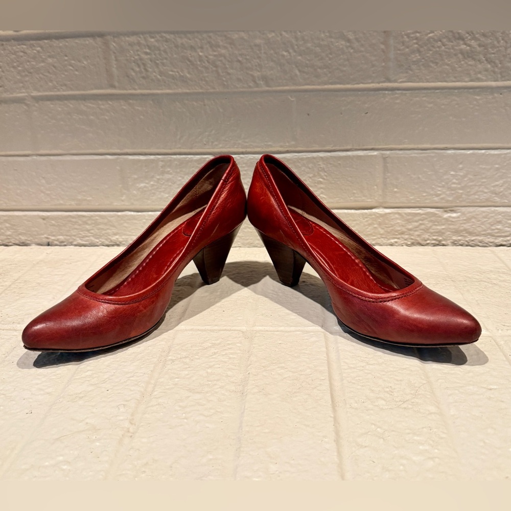 Vintage Frye Regina pump in red.